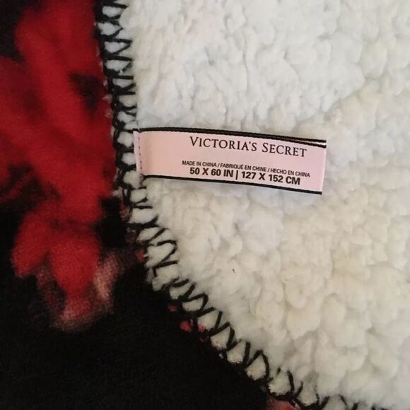 Victoria’s Secret Limited Edition Red Floral Sherpa Cozy Trow Blanket 50”x60” - Picture 8 of 9